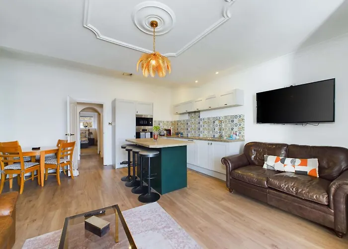 Loveliest Homes Torquay - 3 Bed, 2 Bathroom, Balcony, Parking